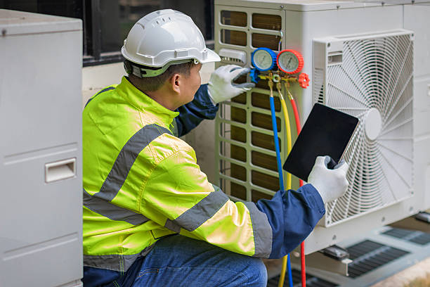 Professional Hvac technician working in Danbury, TX